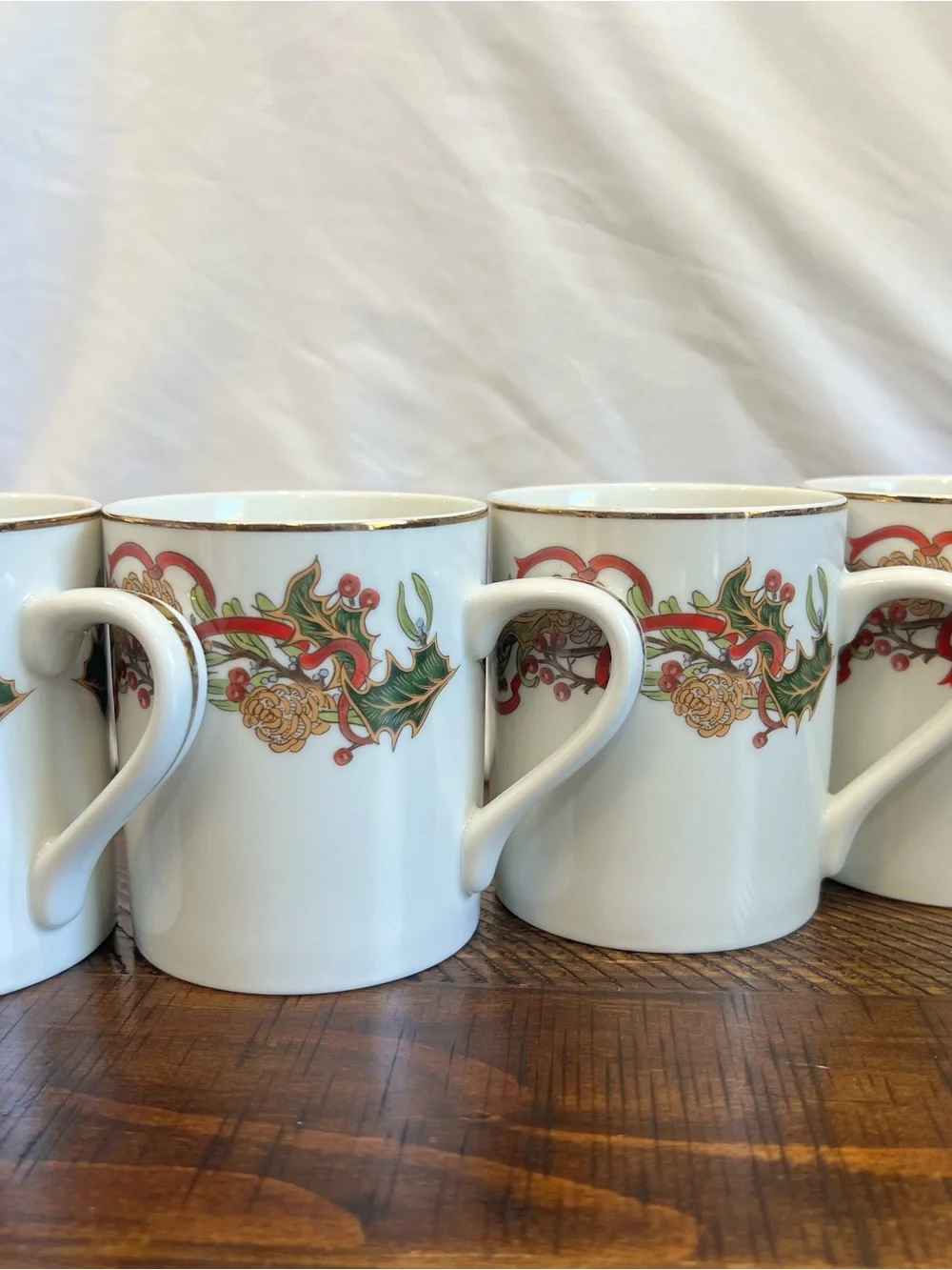 Andrea by Sadek Christmas Garland Holly Berries Gild Rim 4 8oz Coffee Mugs